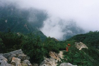 東鎌尾根の登りから西岳方面を振り返る。