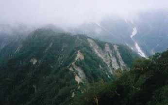 西岳からの下りから東鎌尾根を望む