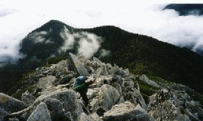 前常念から見下ろす