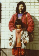 自宅の玄関前でともことさとみ
